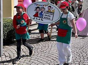Bunter Festumzug mit Kindern