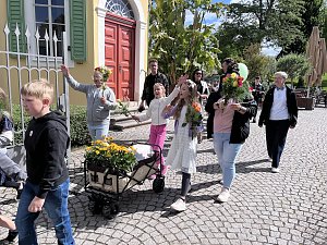 Bunter Festumzug mit Kindern