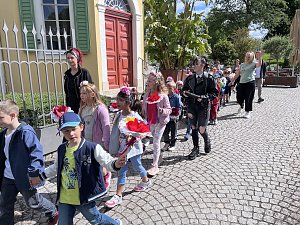 Bunter Festumzug mit Kindern