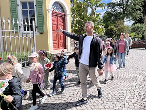 Bunter Festumzug mit Kindern