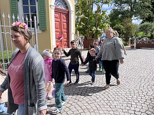 Bunter Festumzug mit Kindern