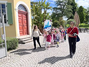 Bunter Festumzug mit Kindern
