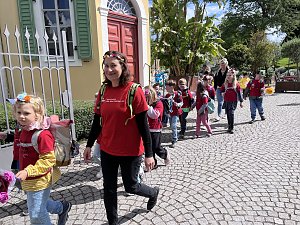 Bunter Festumzug mit Kindern