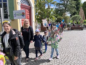 Bunter Festumzug mit Kindern