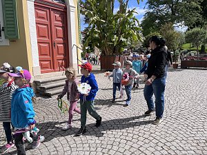 Bunter Festumzug mit Kindern