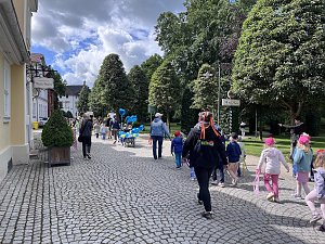 Bunter Festumzug mit Kindern