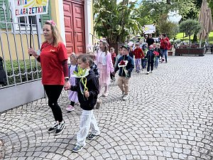 Bunter Festumzug mit Kindern