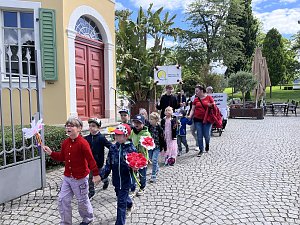 Bunter Festumzug mit Kindern