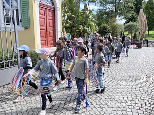 Bunter Festumzug mit Kindern