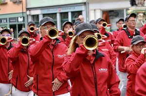 Fest mit Bieranstich, Spielmannszug und Sch&uuml;tzenverein