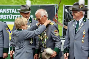 Fest mit Bieranstich, Spielmannszug und Sch&uuml;tzenverein