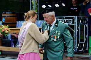 Fest mit Bieranstich, Spielmannszug und Sch&uuml;tzenverein