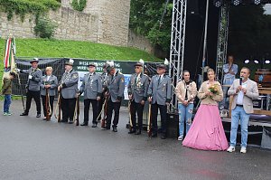 Fest mit Bieranstich, Spielmannszug und Sch&uuml;tzenverein