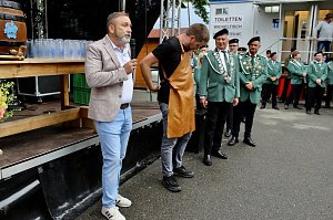 Fest mit Bieranstich, Spielmannszug und Sch&uuml;tzenverein