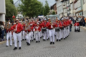 Feiernde Menschen bei einem Festumzug