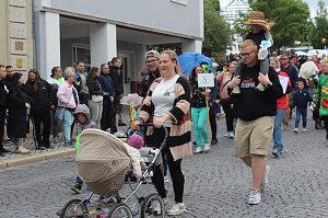 Feiernde Menschen bei einem Festumzug