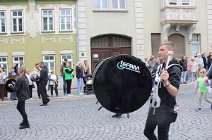 Feiernde Menschen bei einem Festumzug