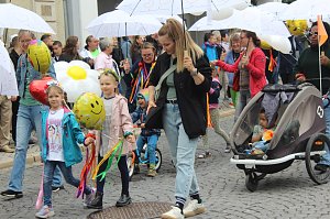Feiernde Menschen bei einem Festumzug
