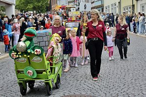 Feiernde Menschen bei einem Festumzug