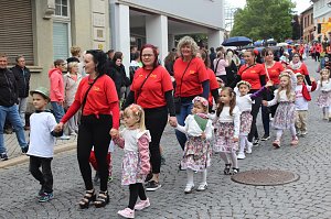 Feiernde Menschen bei einem Festumzug