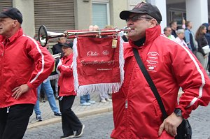 Feiernde Menschen bei einem Festumzug