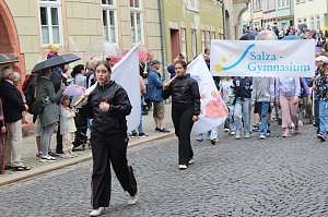 Feiernde Menschen bei einem Festumzug