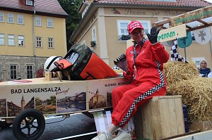 Feiernde Menschen bei einem Festumzug