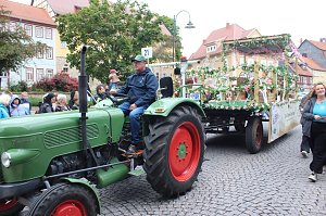 Feiernde Menschen bei einem Festumzug