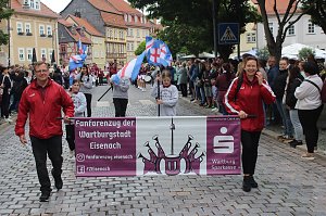 Feiernde Menschen bei einem Festumzug