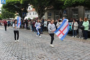 Feiernde Menschen bei einem Festumzug