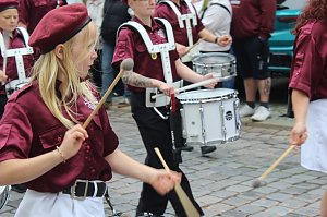 Feiernde Menschen bei einem Festumzug