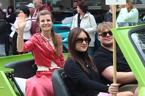 Feiernde Menschen bei einem Festumzug