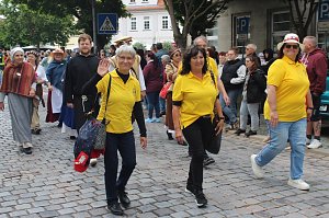 Feiernde Menschen bei einem Festumzug