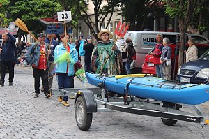 Feiernde Menschen bei einem Festumzug