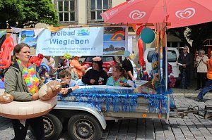 Feiernde Menschen bei einem Festumzug