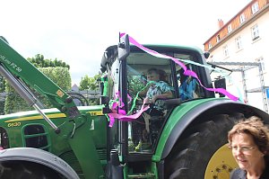 Festumzug mit fr&ouml;hlichen Menschen
