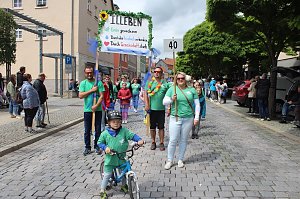 Festumzug mit fr&ouml;hlichen Menschen
