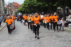 Festumzug mit fr&ouml;hlichen Menschen