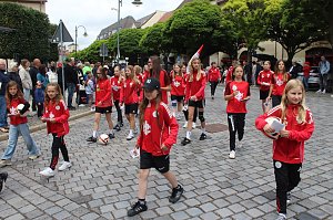 Festumzug mit fr&ouml;hlichen Menschen
