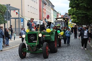 Festumzug mit fr&ouml;hlichen Menschen