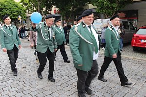 Festumzug mit fr&ouml;hlichen Menschen