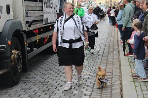 Festumzug mit fr&ouml;hlichen Menschen