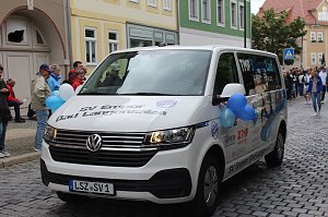 Festumzug mit fr&ouml;hlichen Menschen