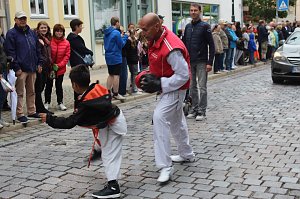Festumzug mit fr&ouml;hlichen Menschen