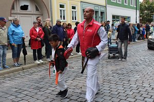 Festumzug mit fr&ouml;hlichen Menschen