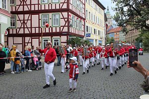Festumzug mit fr&ouml;hlichen Menschen