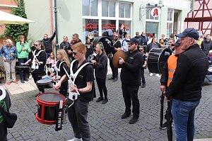 Festumzug mit fr&ouml;hlichen Menschen