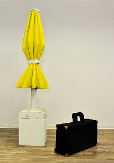 Sonnenschirm und Koffer. Ralf Klement, 2014  (Foto: &copy; und Foto: Ralf Klement  )