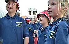 Die Kinder- und Jugendfeuerwehr bekam jetzt neue Polohemden, die mit dem neuen Stadtlogo versehen sind. (Foto: Foto: Stadtverwaltung)
