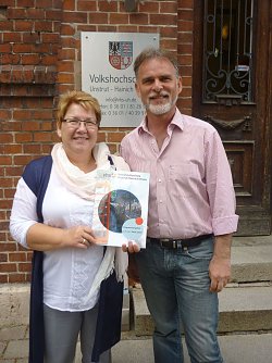 VHS-Leiterin Reingard Mende und Landrat Harald Zanker pr&auml;sentieren gemeinsam das neue Programmheft f&uuml;r das kommende Schuljahr. (Foto: Foto: Landratsamt)